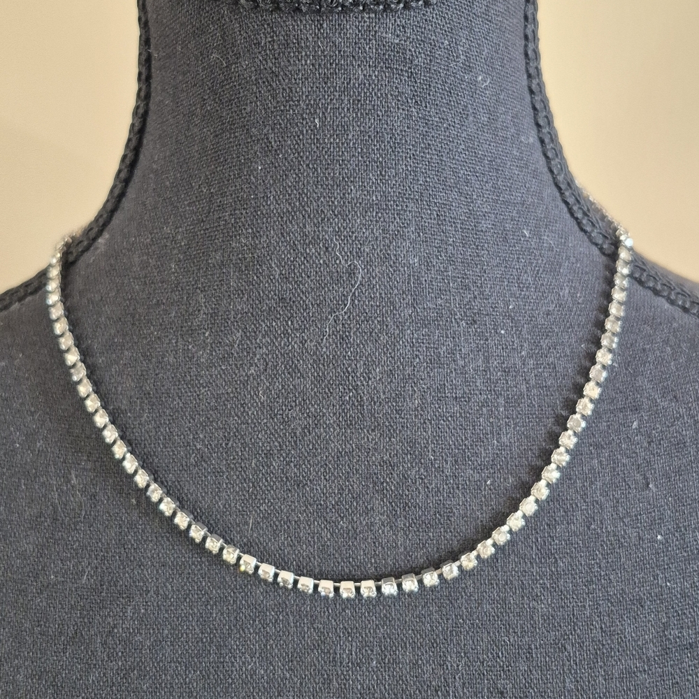 VINTAGE Clear Rhinestones in Silver Tone Setting Tennis Necklace - Picture 2 of 16